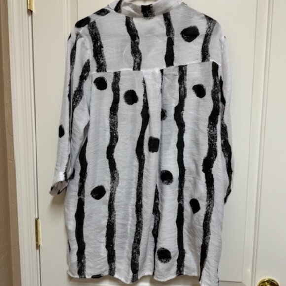 Creation white and black cotton/poly button down tunic top. - Picture 5 of 7